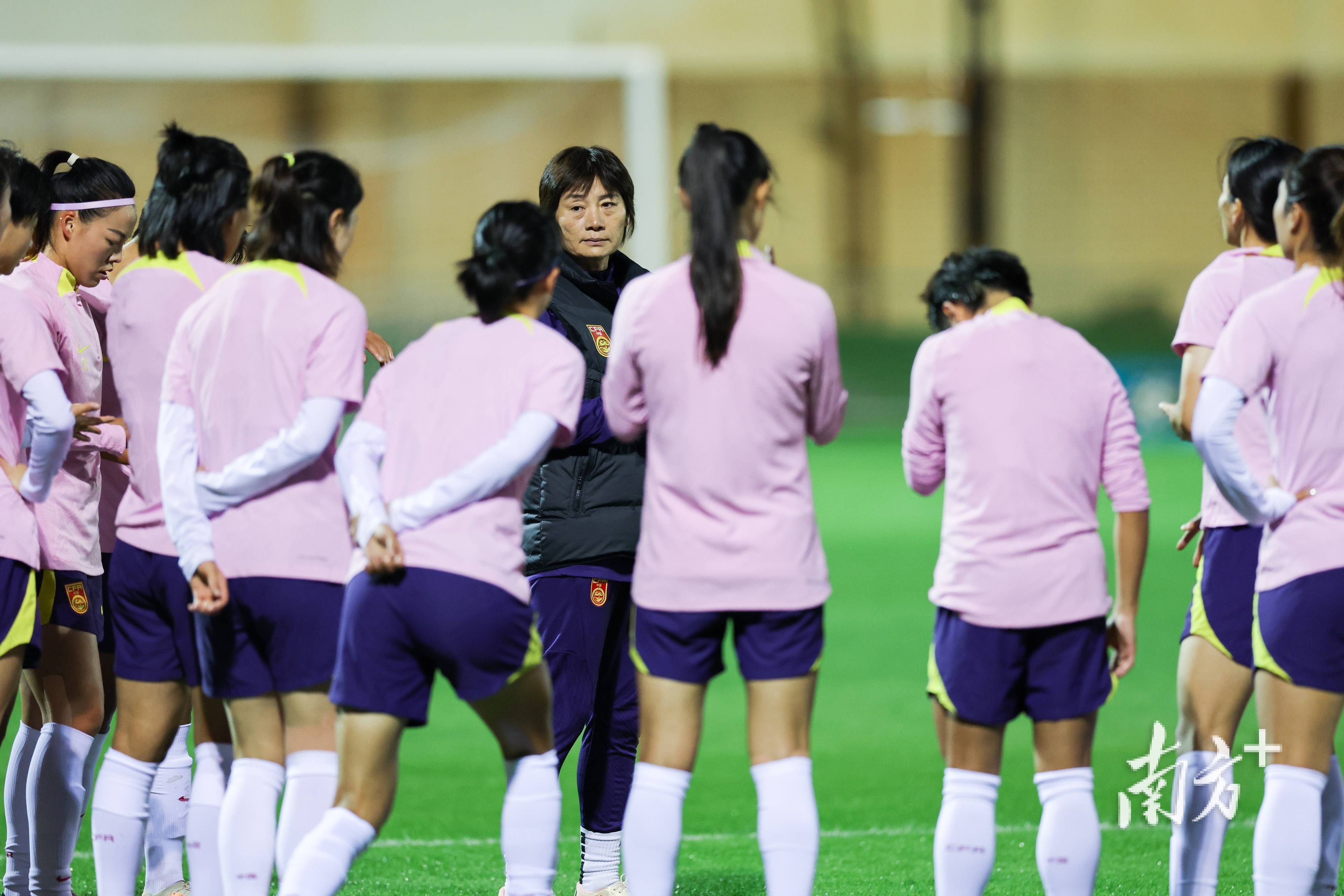关于国内女足职业联赛，各队争夺头名的信息