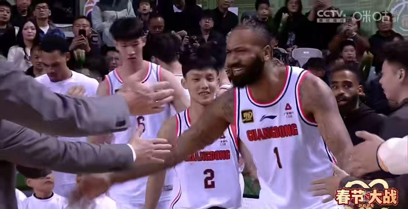 球队在激战中赢得胜利，小组赛圆满结束
