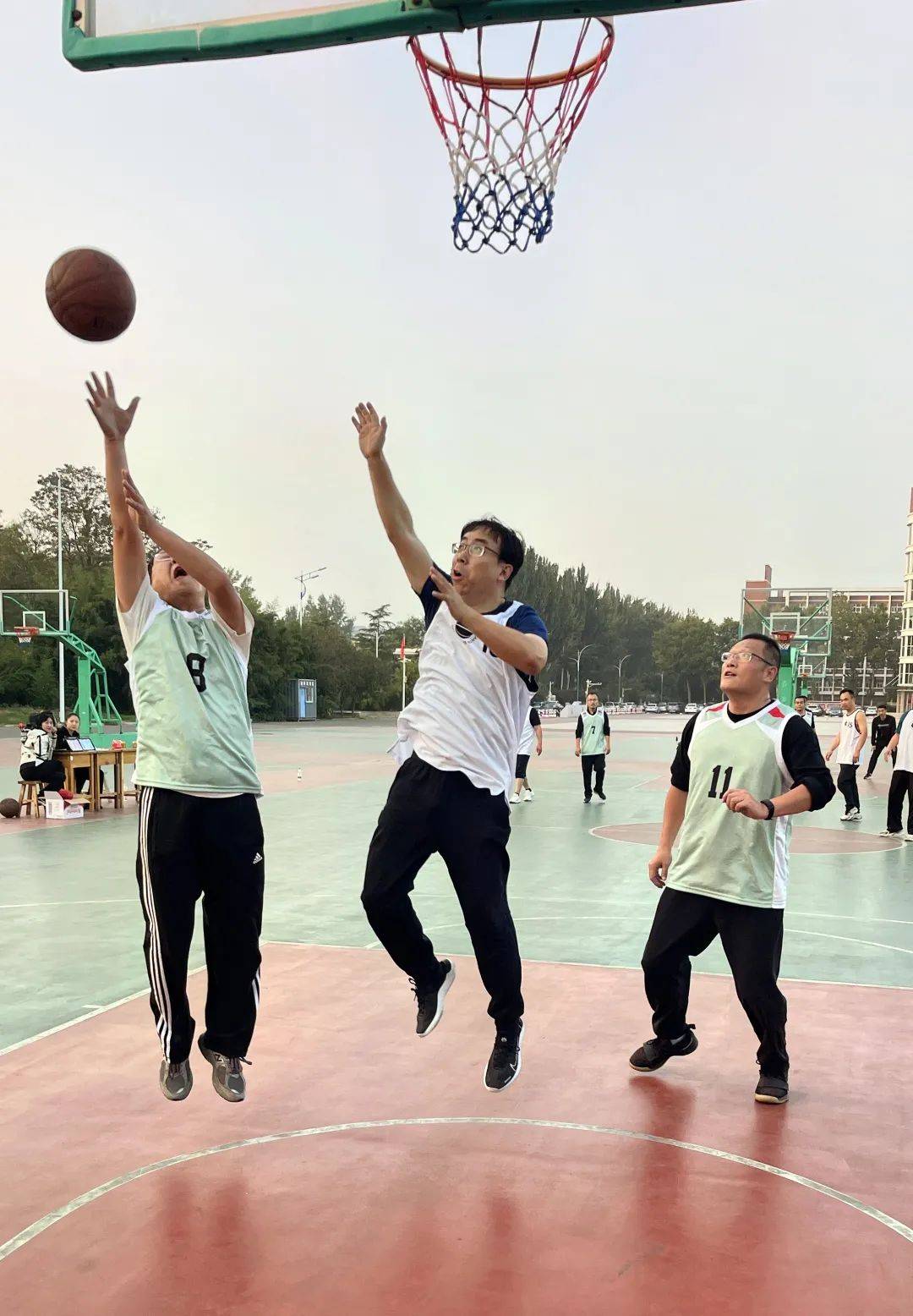 篮球赛场上的精彩表现令人惊叹和欣喜的简单介绍