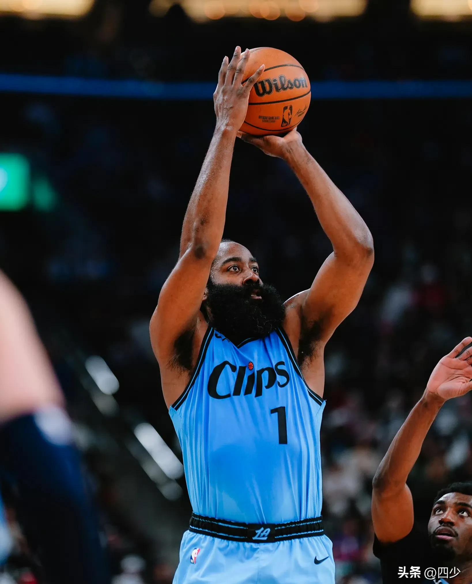 篮球选手刷新世界纪录,震撼全场 篮球选手刷新世界纪录,震撼全场