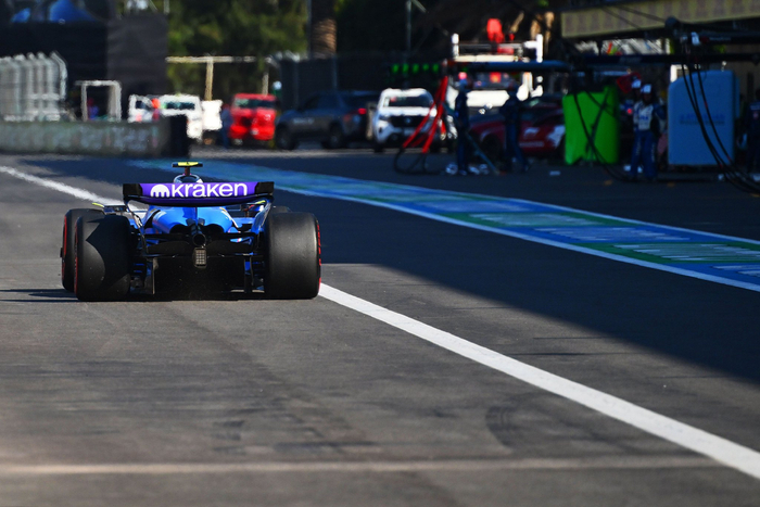 梅赛德斯完胜威廉姆斯,塞恩斯点燃赛场 梅赛德斯完胜威廉姆斯,塞恩斯点燃赛场