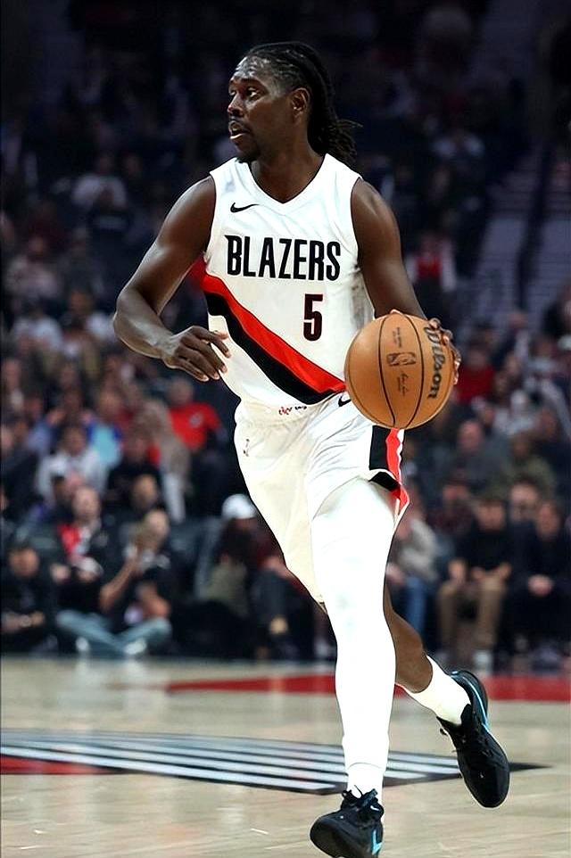 霍勒迪带动全队节奏，深圳队压哨击败太阳